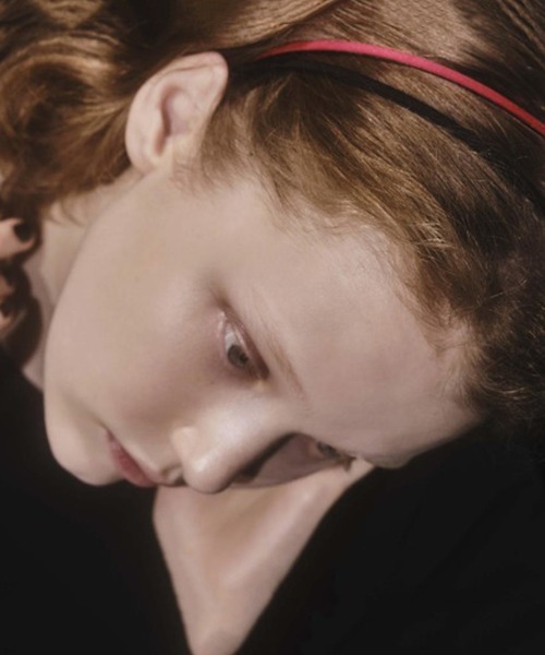 IRIS47（イリスフォーセブン）の「【IRIS 47】spagetti head band HB27（カチューシャ・レディース・ブラック/レッド/グレー/ベージュ・FREE）」の4枚目の写真