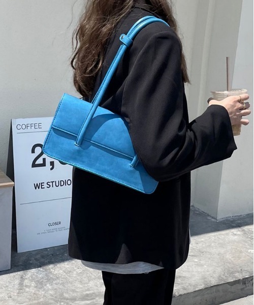 me+em select（ミームセレクト）の「【 4色展開 】フェイクレザーフラップスクエアショルダーバッグ（ハンドバッグ・レディース・ブルー/ブラック/グリーン/アイボリー・FREE）」の4枚目の写真