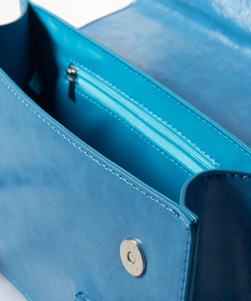 me+em select（ミームセレクト）の「【 4色展開 】フェイクレザーフラップスクエアショルダーバッグ（ハンドバッグ・レディース・ブルー/ブラック/グリーン/アイボリー・FREE）」の17枚目の写真