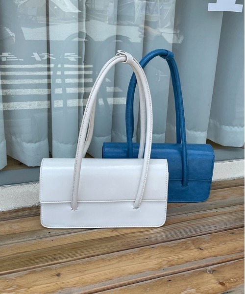 me+em select（ミームセレクト）の「【 4色展開 】フェイクレザーフラップスクエアショルダーバッグ（ハンドバッグ・レディース・ブルー/ブラック/グリーン/アイボリー・FREE）」の9枚目の写真