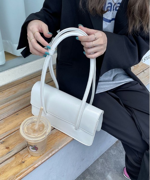 me+em select（ミームセレクト）の「【 4色展開 】フェイクレザーフラップスクエアショルダーバッグ（ハンドバッグ・レディース・ブルー/ブラック/グリーン/アイボリー・FREE）」の5枚目の写真