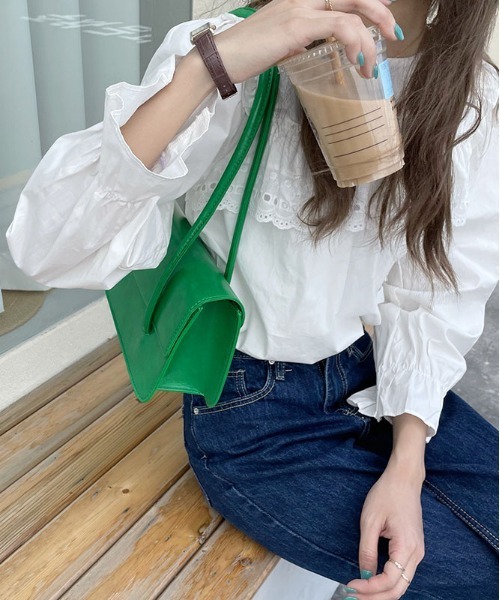 me+em select（ミームセレクト）の「【 4色展開 】フェイクレザーフラップスクエアショルダーバッグ（ハンドバッグ・レディース・ブルー/ブラック/グリーン/アイボリー・FREE）」の6枚目の写真