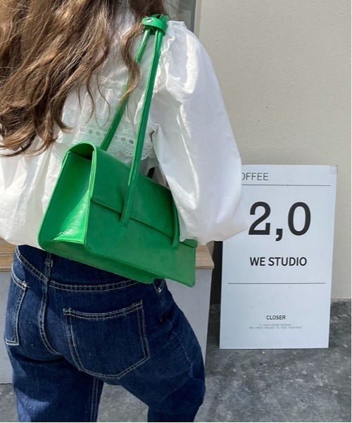 me+em select（ミームセレクト）の「【 4色展開 】フェイクレザーフラップスクエアショルダーバッグ（ハンドバッグ・レディース・ブルー/ブラック/グリーン/アイボリー・FREE）」の19枚目の写真