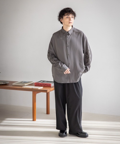 RAGEBLUE（レイジブルー）の「フラワー刺繍/ラグイージーシャツ（シャツ/ブラウス・メンズ・ダークグレー/ホワイト/ブラック・MEDIUM/LARGE）」の5枚目の写真