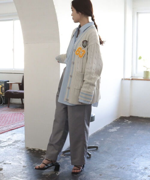 fredy emue(フレディエミュ)の「カレッジニット Vネックカーディガン(カーディガン/ボレロ・レディース・ライトグレー/ネイビー/オフホワイト/グリーン・38)」の10枚目の写真