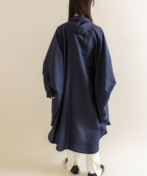 SMELLY（スメリー）の「because　Super Light Rain Poncho（ポンチョ・レディース・カーキ/アイボリー/ネイビー・ONE）」の11枚目の写真