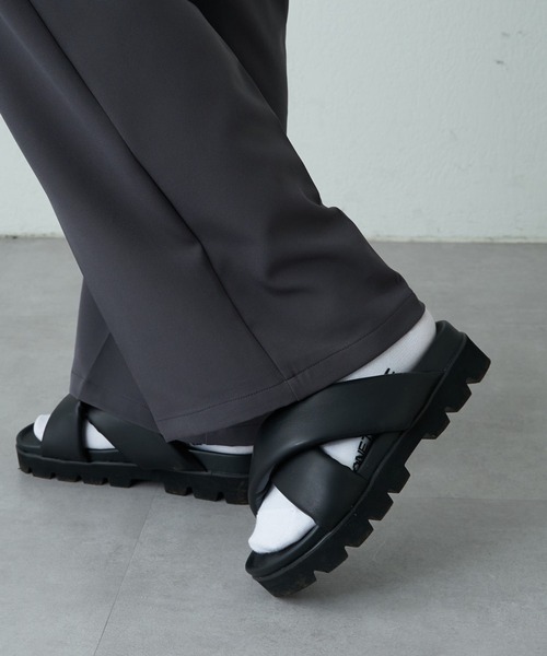 COLONY 2139（コロニートゥーワンスリーナイン）の「パテッドクロスベルトサンダル（サンダル・メンズ・アイボリー/ブラック・MEDIUM/LARGE）」の2枚目の写真