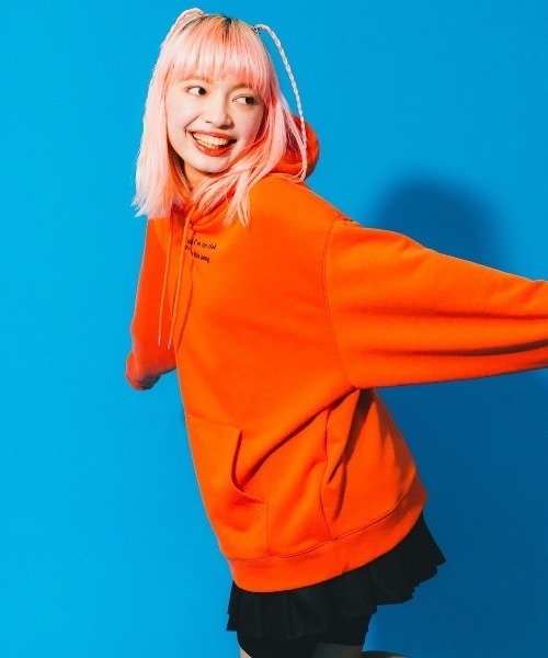 sevens（セブンズ）の「パラッパラッパー　グラフィックプリントフードパーカー(se)（パーカー・メンズ・グレー/ブラック/オレンジ・LARGE）」の4枚目の写真