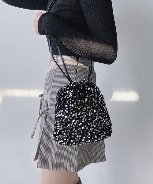 AS KNOW AS plus(アズノゥアズプラス)の「スパンコール巾着バッグ(ショルダーバッグ・レディース・ブラック/ブラック×ゴールド/ブラック×シルバー/シルバー・FREE)」の1枚目の写真