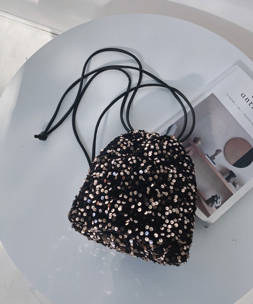 AS KNOW AS plus(アズノゥアズプラス)の「スパンコール巾着バッグ(ショルダーバッグ・レディース・ブラック/ブラック×ゴールド/ブラック×シルバー/シルバー・FREE)」の3枚目の写真