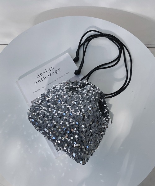 AS KNOW AS plus(アズノゥアズプラス)の「スパンコール巾着バッグ(ショルダーバッグ・レディース・ブラック/ブラック×ゴールド/ブラック×シルバー/シルバー・FREE)」の4枚目の写真