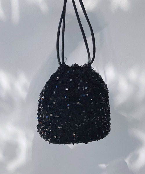 AS KNOW AS plus(アズノゥアズプラス)の「スパンコール巾着バッグ(ショルダーバッグ・レディース・ブラック/ブラック×ゴールド/ブラック×シルバー/シルバー・FREE)」の2枚目の写真