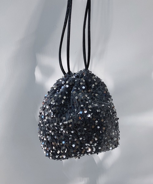 AS KNOW AS plus(アズノゥアズプラス)の「スパンコール巾着バッグ(ショルダーバッグ・レディース・ブラック/ブラック×ゴールド/ブラック×シルバー/シルバー・FREE)」の6枚目の写真