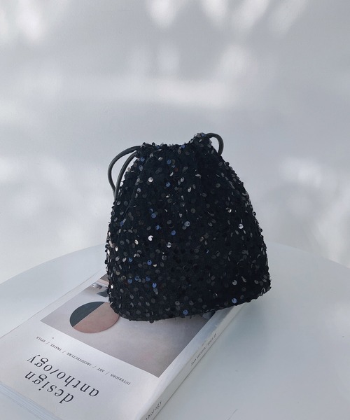 AS KNOW AS plus(アズノゥアズプラス)の「スパンコール巾着バッグ(ショルダーバッグ・レディース・ブラック/ブラック×ゴールド/ブラック×シルバー/シルバー・FREE)」の7枚目の写真