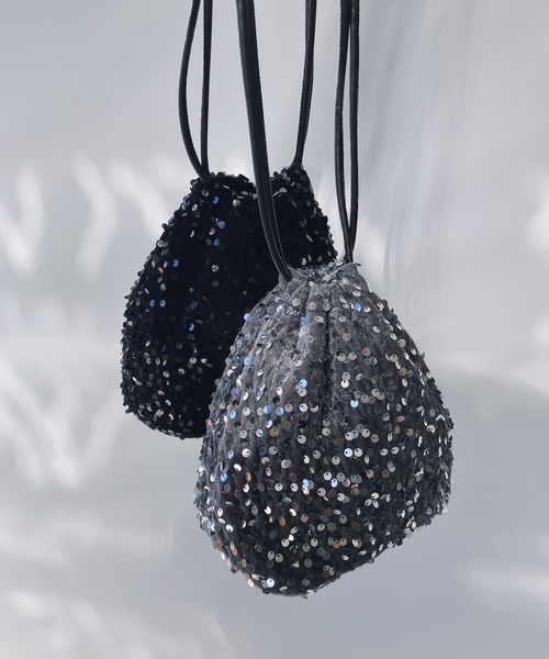 AS KNOW AS plus(アズノゥアズプラス)の「スパンコール巾着バッグ(ショルダーバッグ・レディース・ブラック/ブラック×ゴールド/ブラック×シルバー/シルバー・FREE)」の9枚目の写真