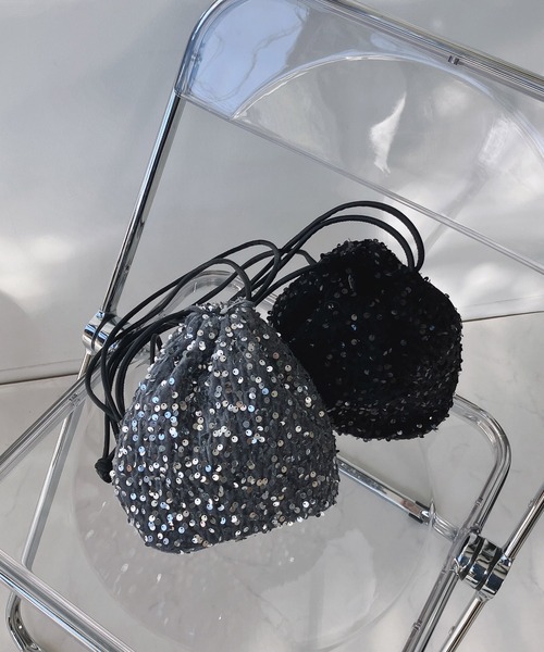 AS KNOW AS plus(アズノゥアズプラス)の「スパンコール巾着バッグ(ショルダーバッグ・レディース・ブラック/ブラック×ゴールド/ブラック×シルバー/シルバー・FREE)」の11枚目の写真