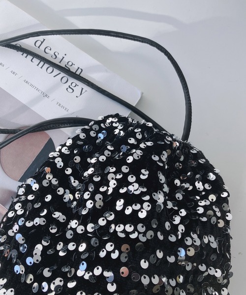 AS KNOW AS plus(アズノゥアズプラス)の「スパンコール巾着バッグ(ショルダーバッグ・レディース・ブラック/ブラック×ゴールド/ブラック×シルバー/シルバー・FREE)」の12枚目の写真