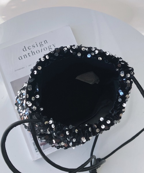 AS KNOW AS plus(アズノゥアズプラス)の「スパンコール巾着バッグ(ショルダーバッグ・レディース・ブラック/ブラック×ゴールド/ブラック×シルバー/シルバー・FREE)」の15枚目の写真