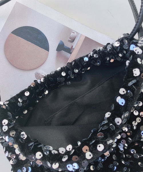 AS KNOW AS plus(アズノゥアズプラス)の「スパンコール巾着バッグ(ショルダーバッグ・レディース・ブラック/ブラック×ゴールド/ブラック×シルバー/シルバー・FREE)」の17枚目の写真