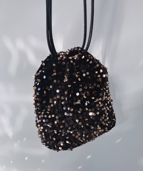AS KNOW AS plus(アズノゥアズプラス)の「スパンコール巾着バッグ(ショルダーバッグ・レディース・ブラック/ブラック×ゴールド/ブラック×シルバー/シルバー・FREE)」の18枚目の写真