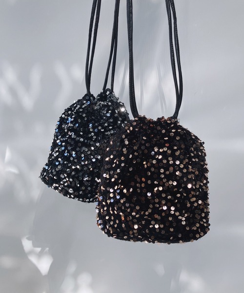AS KNOW AS plus(アズノゥアズプラス)の「スパンコール巾着バッグ(ショルダーバッグ・レディース・ブラック/ブラック×ゴールド/ブラック×シルバー/シルバー・FREE)」の19枚目の写真
