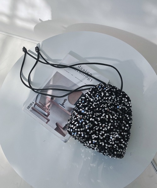 AS KNOW AS plus(アズノゥアズプラス)の「スパンコール巾着バッグ(ショルダーバッグ・レディース・ブラック/ブラック×ゴールド/ブラック×シルバー/シルバー・FREE)」の22枚目の写真