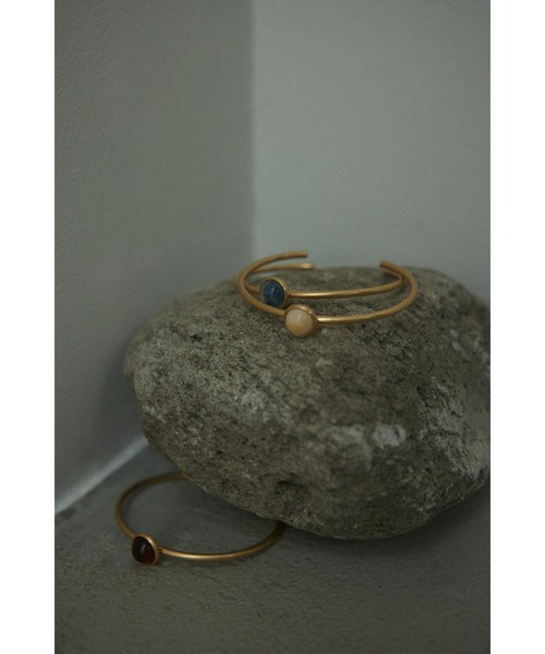 BLACK BY MOUSSY（ブラックバイマウジー）の「color point bangle(カラーポイントバングル)（ブレスレット・レディース・ホワイト/ブラウン/ブルー・FREE）」の4枚目の写真