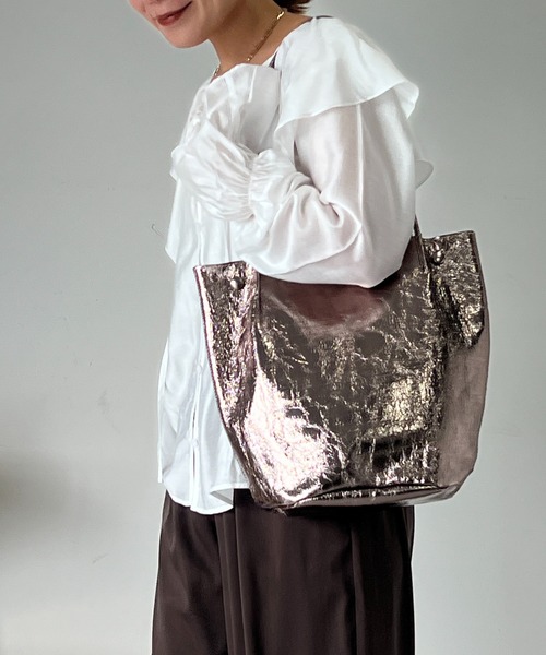 cache cache（カシュ カシュ）の「【cache cache(カシュカシュ)】クラッシュメタリック肩入バケツトート（トートバッグ・レディース・シルバー/ブロンズ・FREE）」の2枚目の写真