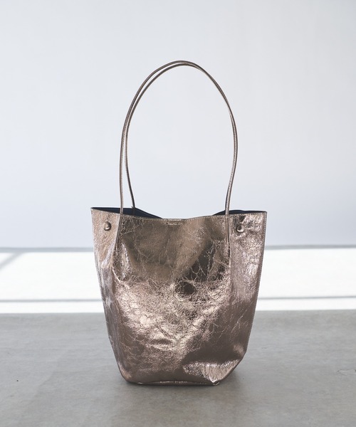 cache cache（カシュ カシュ）の「【cache cache(カシュカシュ)】クラッシュメタリック肩入バケツトート（トートバッグ・レディース・シルバー/ブロンズ・FREE）」の3枚目の写真