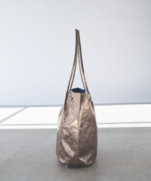 cache cache（カシュ カシュ）の「【cache cache(カシュカシュ)】クラッシュメタリック肩入バケツトート（トートバッグ・レディース・シルバー/ブロンズ・FREE）」の4枚目の写真