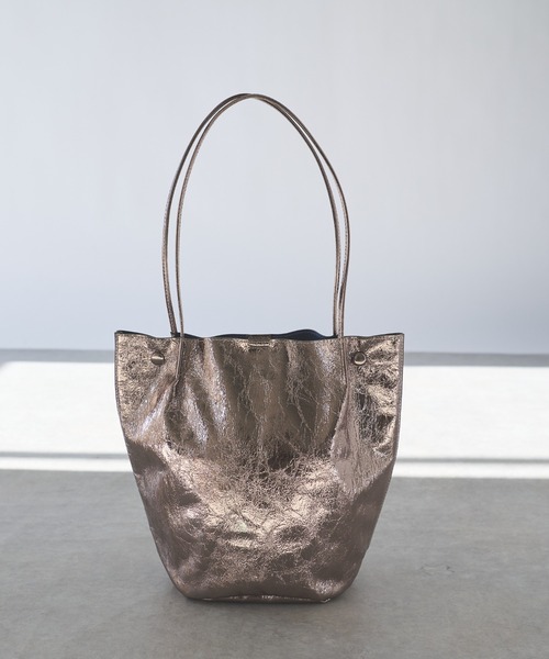 cache cache（カシュ カシュ）の「【cache cache(カシュカシュ)】クラッシュメタリック肩入バケツトート（トートバッグ・レディース・シルバー/ブロンズ・FREE）」の5枚目の写真