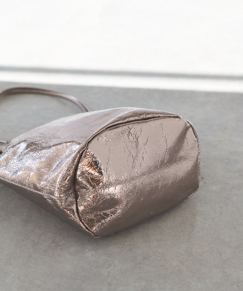 cache cache（カシュ カシュ）の「【cache cache(カシュカシュ)】クラッシュメタリック肩入バケツトート（トートバッグ・レディース・シルバー/ブロンズ・FREE）」の6枚目の写真