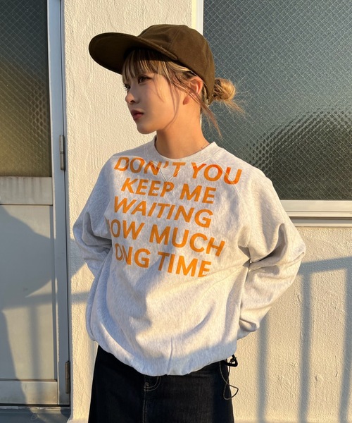 shesame(シーセム)の「裏毛プリントスウェット(スウェット・レディース・チャコールグレー/オートミール/ネイビー/レッド・LARGE/MEDIUM)」の2枚目の写真