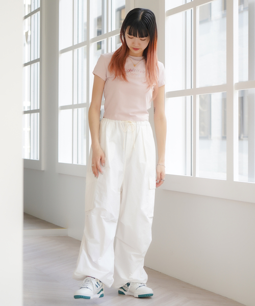 JOINT WORKS（ジョイントワークス）の「【Calvin Klein Jeans / カルバン クライン ジーンズ】 A-SS DIFFUSED LOGO（Tシャツ/カットソー・レディース・ホワイト/ピンク・SMALL）」の6枚目の写真