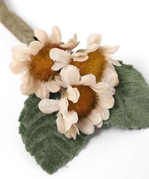 studio CLIP（スタディオクリップ）の「ブーケブローチ（ブローチ/コサージュ・レディース・ベージュ/アイボリー・FREE）」の4枚目の写真