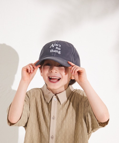 pairmanon（ペアマノン）の「選べるデザイン 配色ステッチ 刺繍キャップ（キャップ・キッズ・グレー/レッド/ベージュ・FREE）」の2枚目の写真