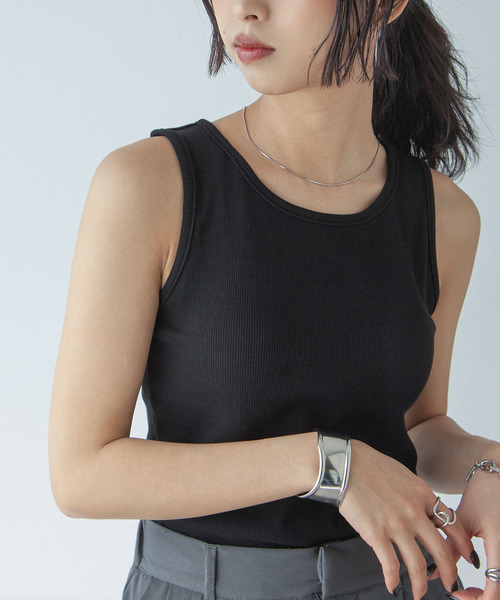 Chillfar(チルファー)の「カップ付き デイリーカラータンク(タンクトップ・レディース・オートミール/ブラック系/ホワイト/ブラウン/ブラック/グレイッシュベージュ/アイボリー/ブラウン系/グレー/グレー系・FREE)」の4枚目の写真