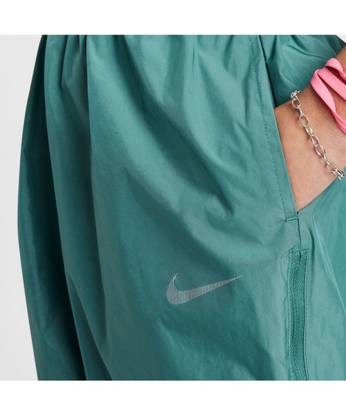 NIKE（ナイキ）の「NIKE/ナイキ キッズ ロンパン NY G NSW ダンス ウーブンパンツ FN8659-361（その他パンツ・キッズ・ブルーグリーン・130cm/140cm/160cm/150cm）」の5枚目の写真