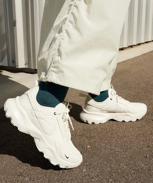 NIKE(ナイキ)の「【NIKE】 TC 7900(スニーカー・レディース・ホワイト・25.5cm/24.5cm/23.5cm/22.5cm/26/25/24/23)」の9枚目の写真