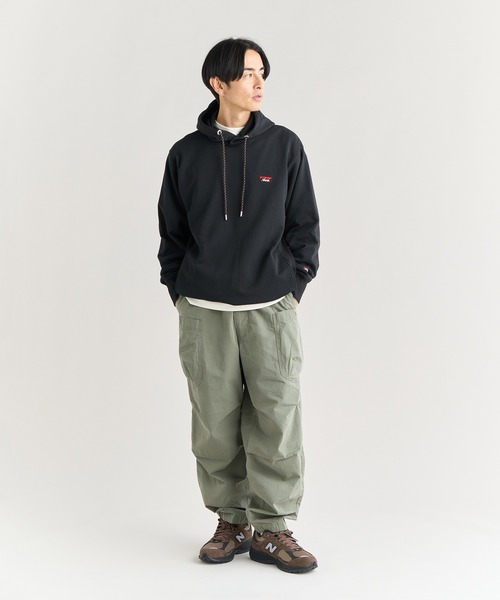 NANGA（ナンガ）の「ECO HYBRID MINI BOX LOGO EMBROIDERY SWEAT HOODIE/エコハイブリッド ミニボックスロゴ エンブロイダリー パーカー（パーカー・メンズ・ライトグレー/オートミール/ブラック/セージグリーン/ホワイト/オレンジ/ブラック系その他・S/M/L/XL）」の17枚目の写真