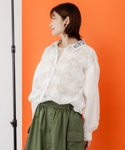 iS ScoLar（イズスカラー）の「543206：花蝶刺繍襟 ケミカルレース切替