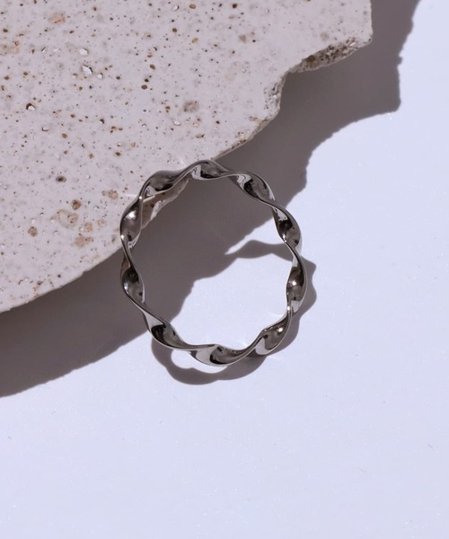 LHME(エルエイチエムイー)の「【WEB限定】 “Moment”くるくるピンキーリング/サージカルステンレス(金属アレルギー対応)【LHME / エルエイチエムイー】(リング・レディース・シルバー/ゴールド・3号/2号)」の2枚目の写真