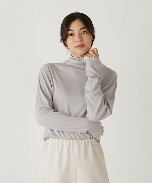 MELROSE claire（メルローズ クレール）の「【合わせ易さ抜群♪薄手テレコタートルネックプルオーバー】（Tシャツ/カットソー・レディース・オフホワイト/グレイッシュベージュ/ブラック/イエロー・FREE）」の4枚目の写真