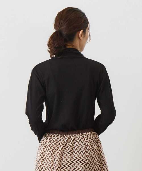 MELROSE claire（メルローズ クレール）の「【合わせ易さ抜群♪薄手テレコタートルネックプルオーバー】（Tシャツ/カットソー・レディース・オフホワイト/グレイッシュベージュ/ブラック/イエロー・FREE）」の6枚目の写真
