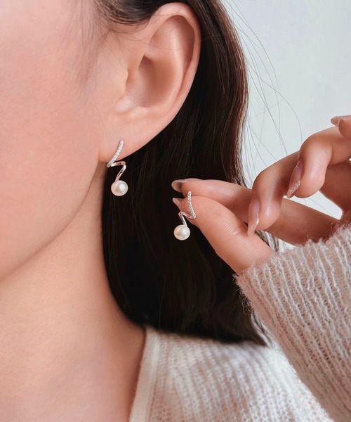 LA VORAGINE(ラ ヴォラジネ)の「スパイラルパールピアス(両耳用)(ピアス(両耳用)・レディース・ゴールド/シルバー・FREE)」の2枚目の写真