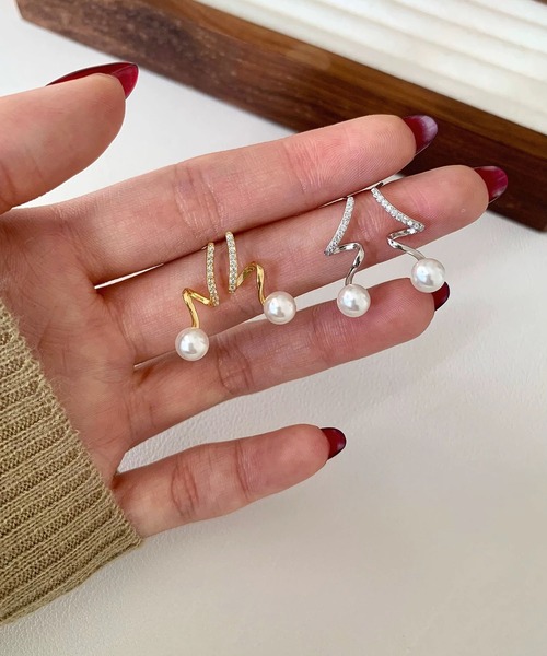 LA VORAGINE(ラ ヴォラジネ)の「スパイラルパールピアス(両耳用)(ピアス(両耳用)・レディース・ゴールド/シルバー・FREE)」の12枚目の写真