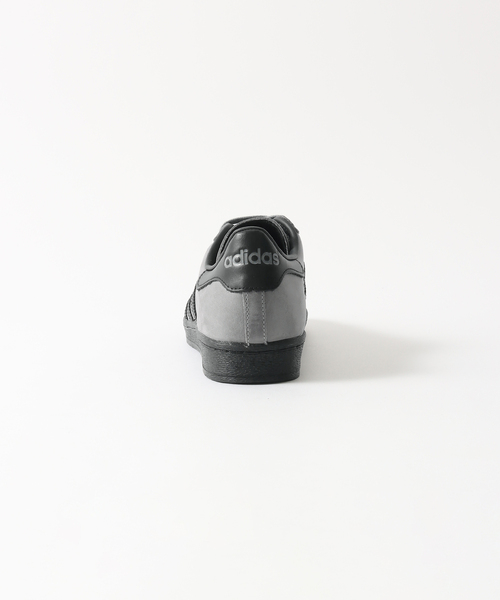 adidas(アディダス)の「adidas originals(アディダス オリジナルス) SUPERSTAR 82 IG9270(スニーカー・メンズ・チャコールグレー・28cm/27.5cm/27cm/26.5cm/26cm)」の3枚目の写真