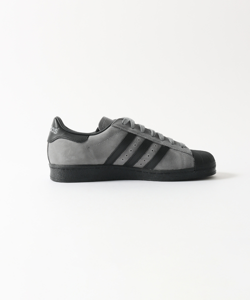 adidas(アディダス)の「adidas originals(アディダス オリジナルス) SUPERSTAR 82 IG9270(スニーカー・メンズ・チャコールグレー・28cm/27.5cm/27cm/26.5cm/26cm)」の4枚目の写真