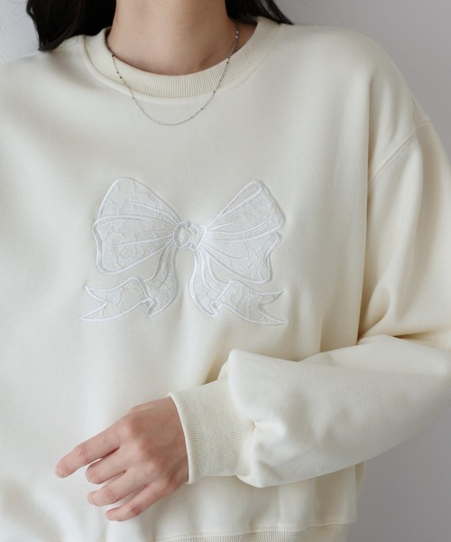 BLUEEAST（ブルーイースト）の「レースリボン刺繍スウェット（スウェット・レディース・アイボリー/グレー/チャコールグレー・MEDIUM）」の2枚目の写真