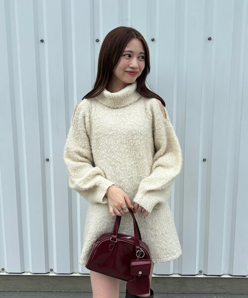 Chico(チコ)の「【まよ企画/WEB限定】肩スリットタートルニットワンピース(ワンピース・レディース・レッド/アイボリー・FREE)」の3枚目の写真